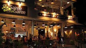 Un restaurante con terraza y un letrero que dice "Saidee Sairee restaurant".
