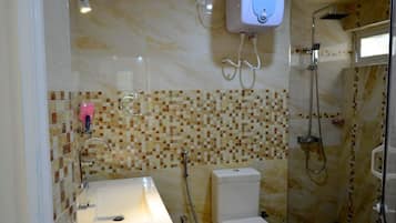 Luxe tweepersoonskamer, 2 slaapkamers, uitzicht op stad, op benedenverdieping | Badkamer | Een douche, gratis toiletartikelen, handdoeken