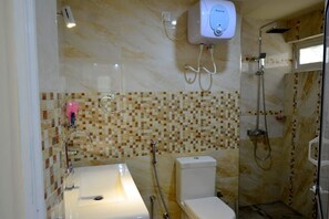 Luxury Double Room, 2 Bedrooms, City View, Ground Floor | Bathroom | Shower, free toiletries, towels - Mount Cottage (Nuwara Eliya)