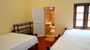 In-room safe, soundproofing, iron/ironing board, free WiFi