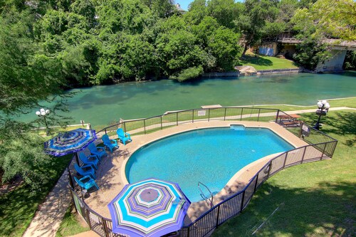 Inverness 216 right on the Comal River! Schlitterbahn!! Pool & river access!