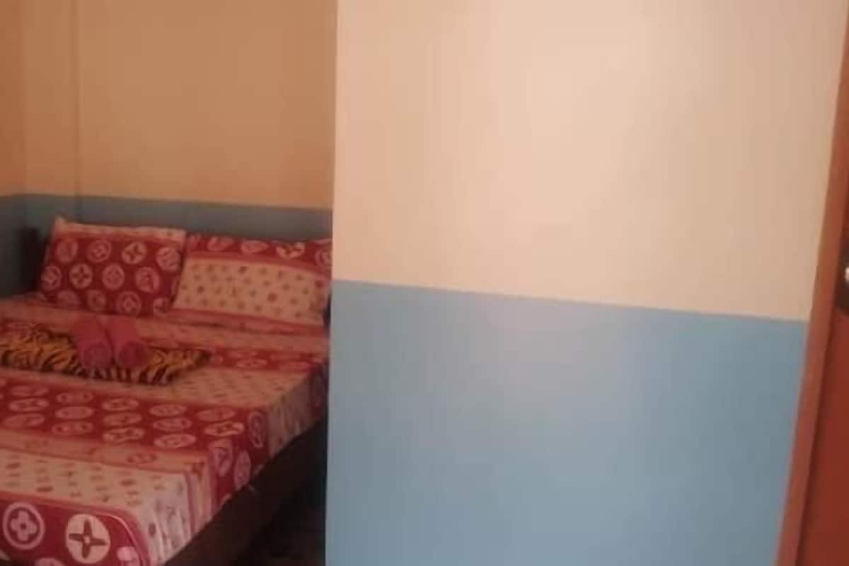 Escritorio, tabla de planchar con plancha, wifi gratis y ropa de cama 