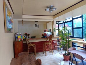 供应早餐、午餐和晚餐，菲律宾菜