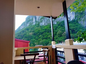 Ein Balkon mit Blick auf eine Berglandschaft.