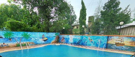Piscine extérieure, chaises longues