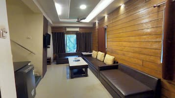 3 Bedroom A.C Cottage | Living area