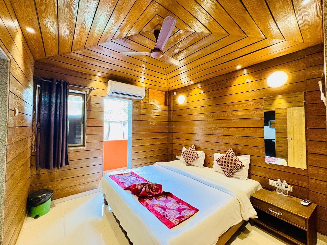 Hypo-allergenic bedding, free WiFi, bed sheets