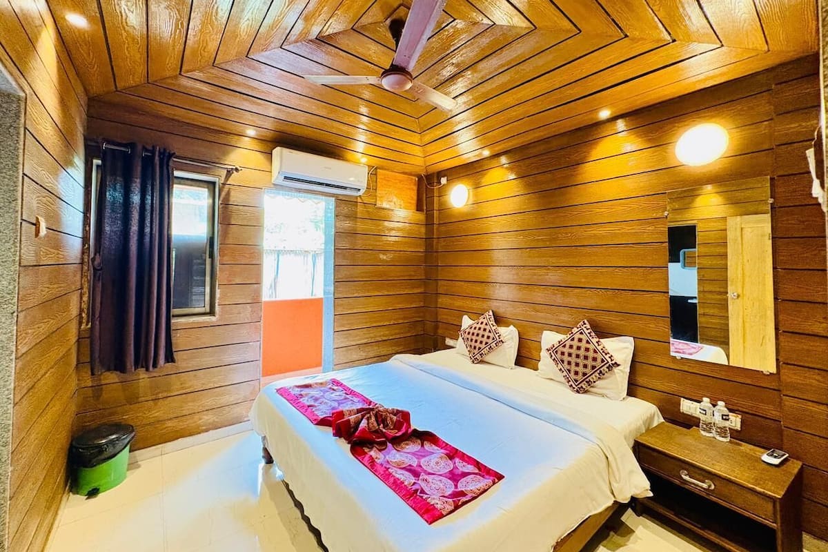 Hypo-allergenic bedding, free WiFi, bed sheets