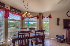 Dining - WW D302 Chateau Relaxeau (New Braunfels)