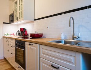 Kühlschrank, Mikrowelle, Ofen, Herdplatte