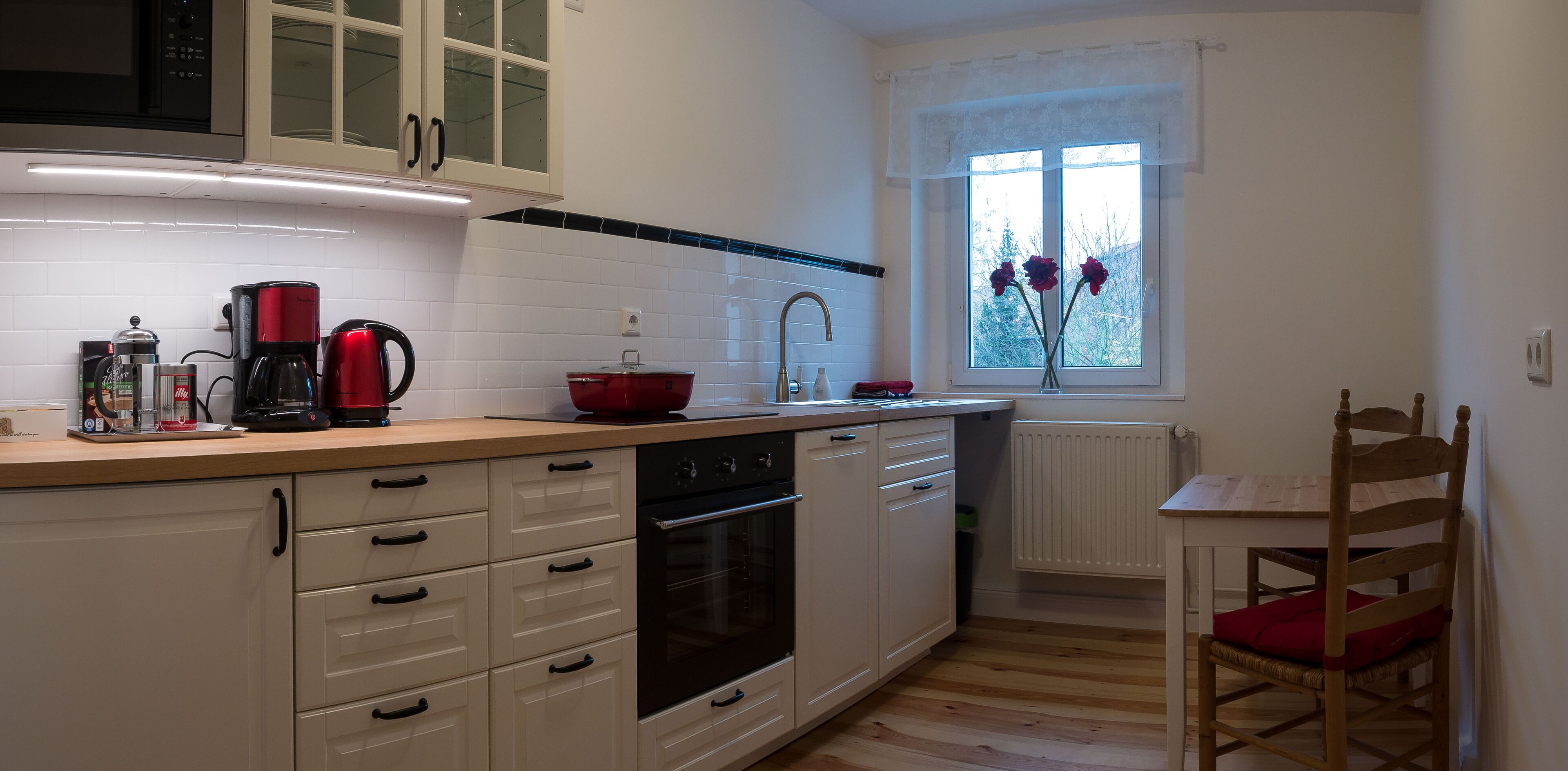 Kühlschrank, Mikrowelle, Ofen, Herdplatte