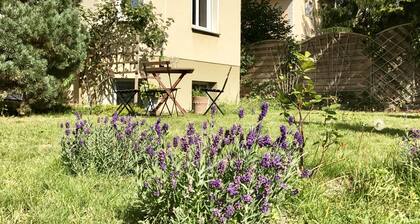 Grosse 2-Zi Ferienwohnung mit Garten mitten in Pankow