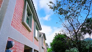 Casa, 5 habitaciones, vista al patio | Escritorio, cortinas blackout, insonorización y wifi gratis 