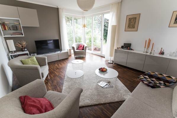 TV connectée, livres, médiathèque, chaîne hi-fi