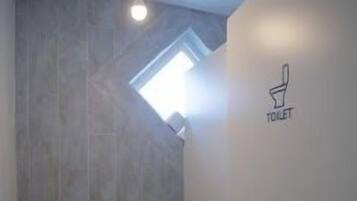 Dusche, kostenlose Toilettenartikel, Handtücher