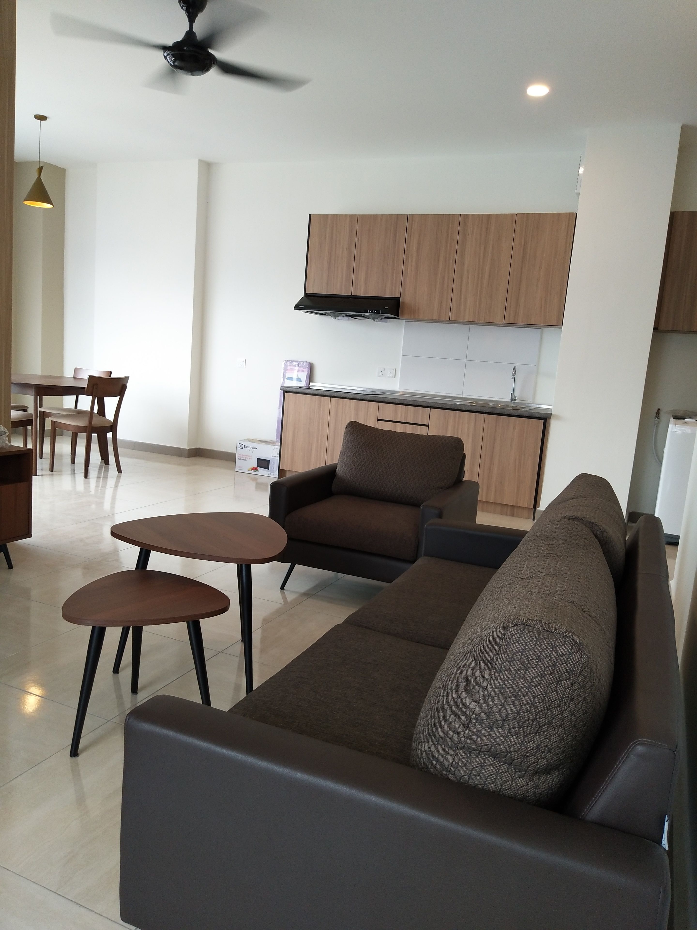 Familienapartment, 2 Schlafzimmer, 2 Bäder, Stadtblick | Wohnbereich | 46-Zoll-LED-Fernseher mit Satellitenempfang, Fernseher, DVD-Player