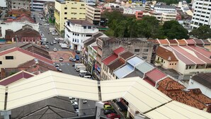 A residential area with a swimming pool, buildings, and a mountain backdrop. - The Octagon Ipoh (Ipoh)