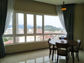 家庭公寓式客房, 2 间卧室, 双浴室, 城市景观 | 客房内用餐