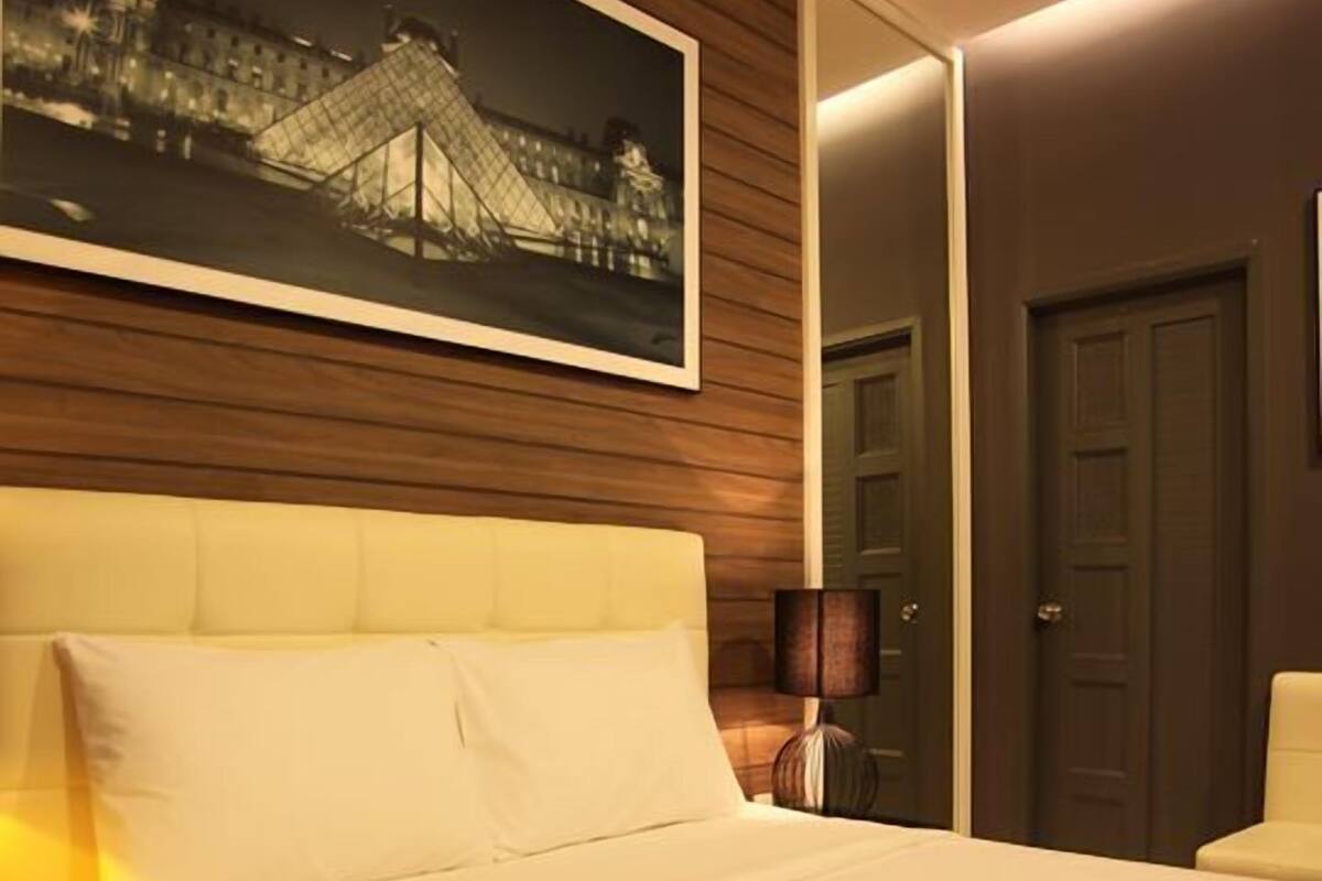 Minibar, meja kerja, dan Wi-Fi gratis