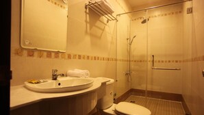 Deluxe Double Room | Bathroom - AHA Friday Hotel Le Hong Phong (Ho Chi Minh City)