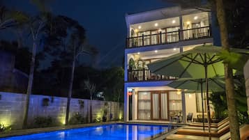 Hồ bơi ngoài trời, ghế dài tắm nắng