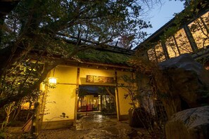 Fachada de la propiedad por la tarde o noche