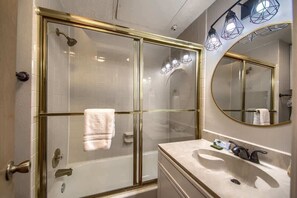 Combined shower/bathtub, hair dryer - IC 302 Ripley River Haus (New Braunfels)