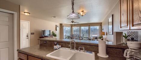 冷蔵庫、電子レンジ、オーブン、コンロ