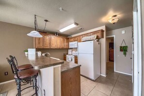 Fridge, microwave, oven, stovetop - WW D301 On River Time (New Braunfels)