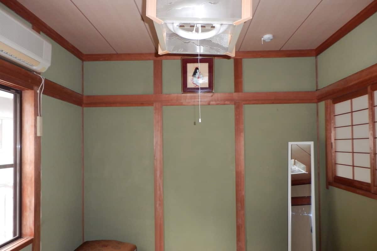 Una habitación con una cama, un espejo y un armario.