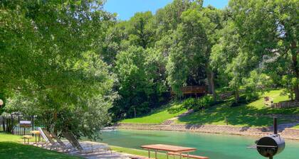 Comal Riverfront! Schlitterbahn! Pool and direct river access!