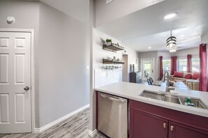 冰箱、微波炉、烤箱、炉灶