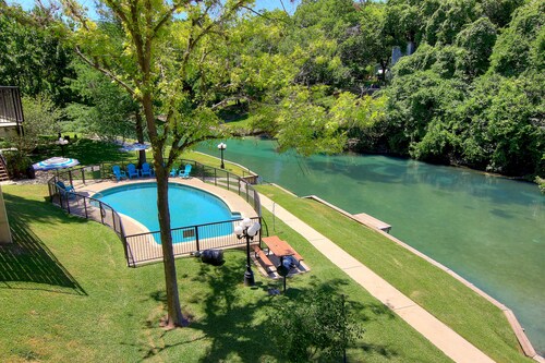 Comal Riverfront! Schlitterbahn! Pool and direct river access!