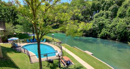 Comal Riverfront! Schlitterbahn! Pool and direct river access!