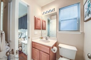 Combined shower/tub, hair dryer, towels - 2 Pools, 4 Hot tubs on the Guadalupe River! Walk to Schlitterbahn! (New Braunfels)