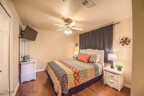 2 bedrooms, iron/ironing board, WiFi, bed sheets - 2 Pools, 4 Hot tubs on the Guadalupe River! Walk to Schlitterbahn! (New Braunfels)
