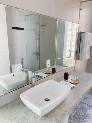 Articles de toilette gratuits, sèche-cheveux, chaussons