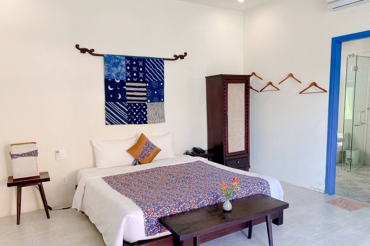 Chambre Double Deluxe, 1 très grand lit, vue piscine | 1 chambre, bureau, espace de travail pour ordinateur portable