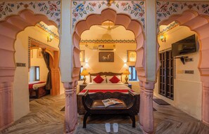 Suite, 1 cama de matrimonio grande (Maharaja Suite Room) | 1 dormitorio, escritorio, wifi gratis y ropa de cama