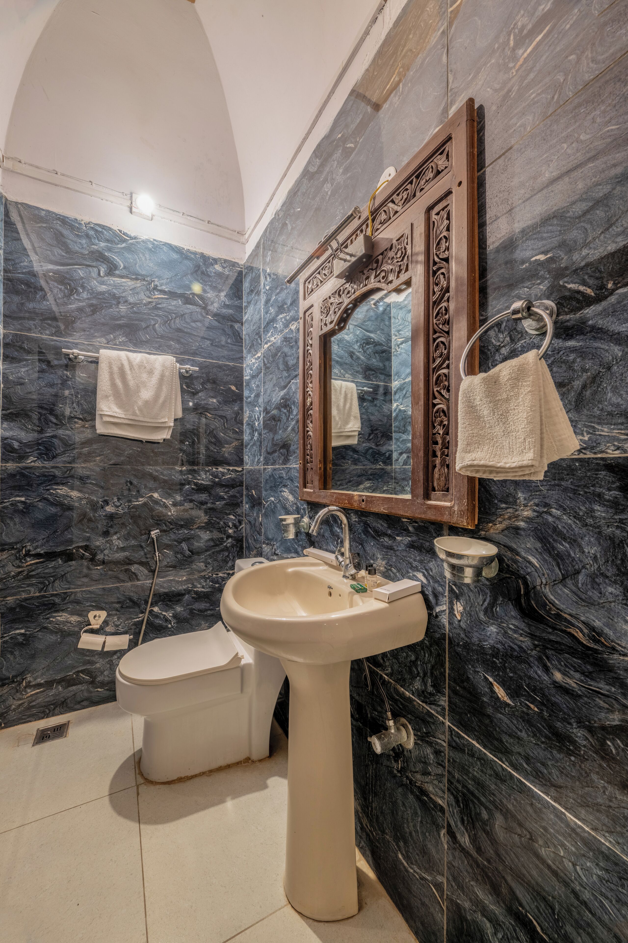 deluxe double room, 1 bedroom | bathroom | shower, towels