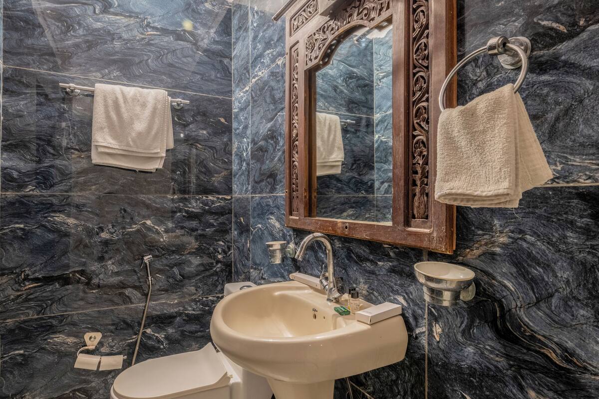 deluxe double room, 1 bedroom | bathroom | shower, towels