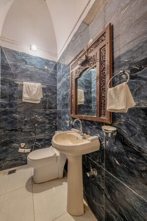 Habitación clásica, 1 habitación | Baño | Ducha y toallas