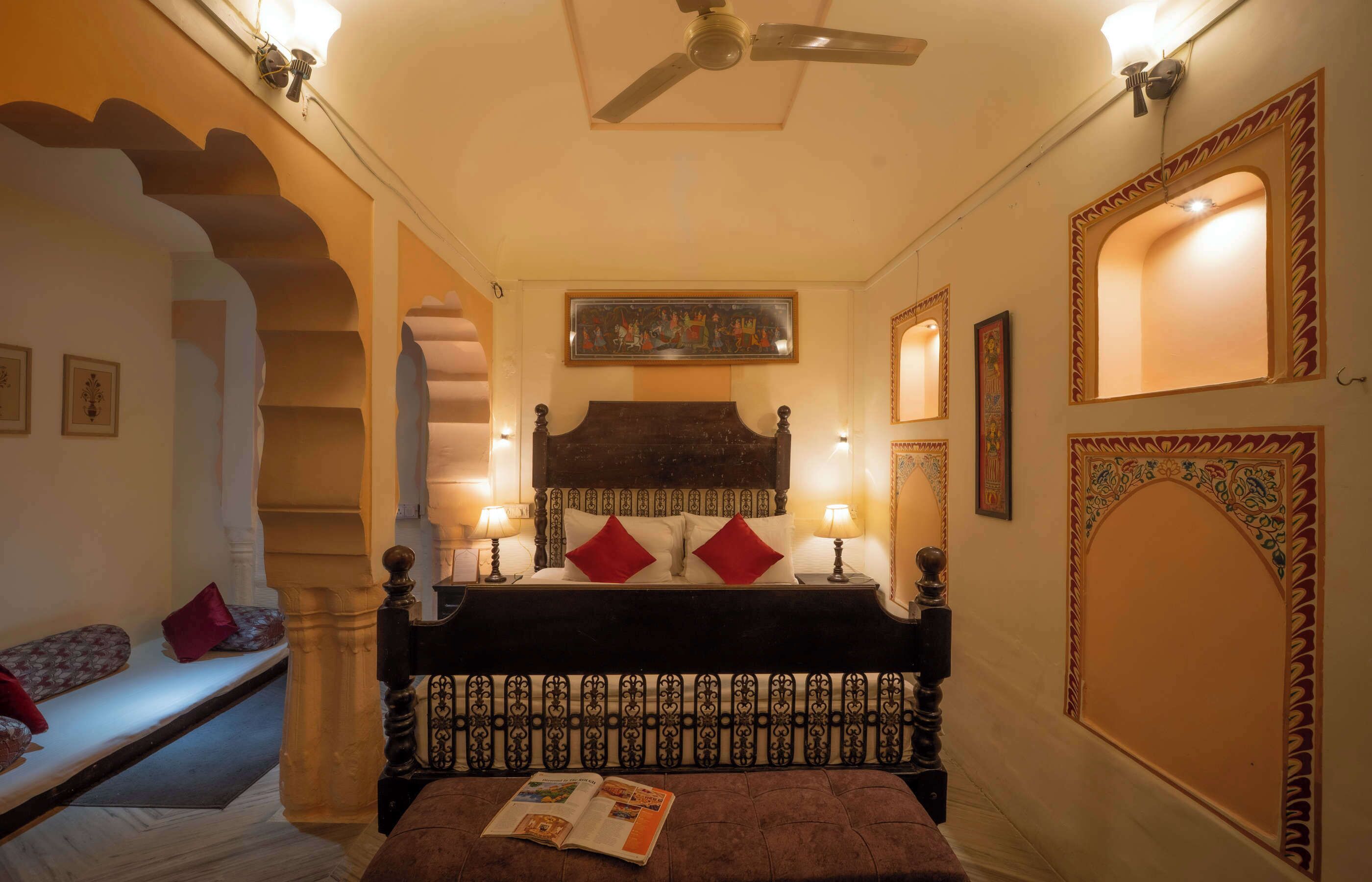 Habitación (Yuvraj Suite) | 1 dormitorio, escritorio, wifi gratis y ropa de cama