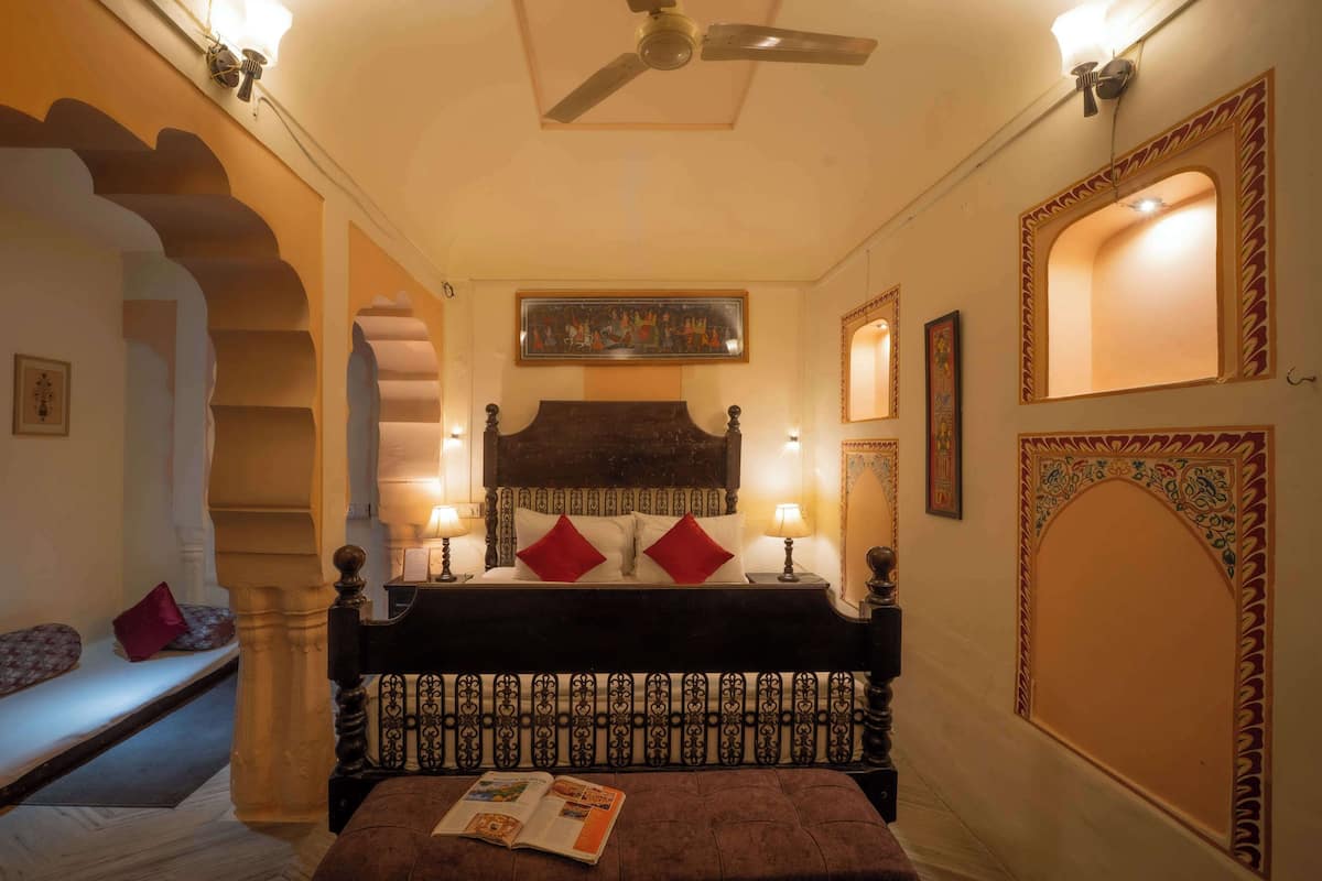 Kamer (Yuvraj Suite) | 1 slaapkamer, een bureau, gratis wifi, beddengoed