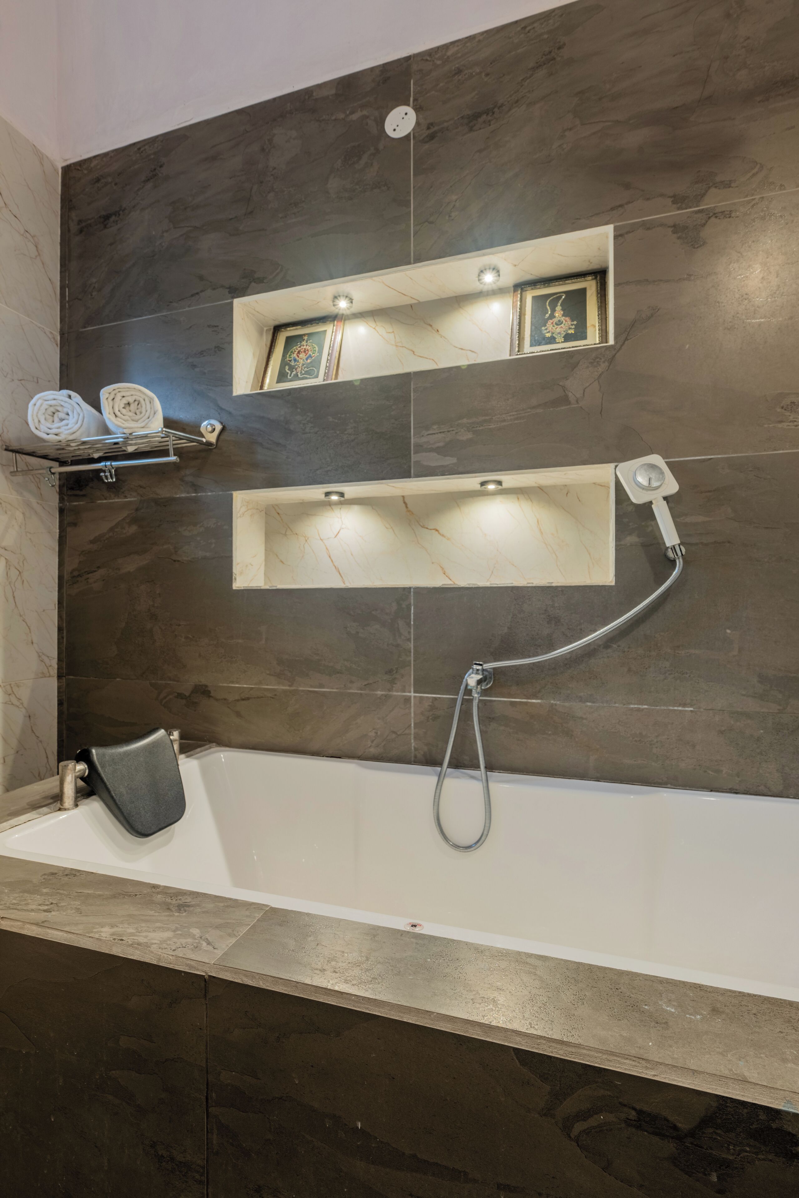 deluxe suite, 1 king bed | bathroom | shower, towels