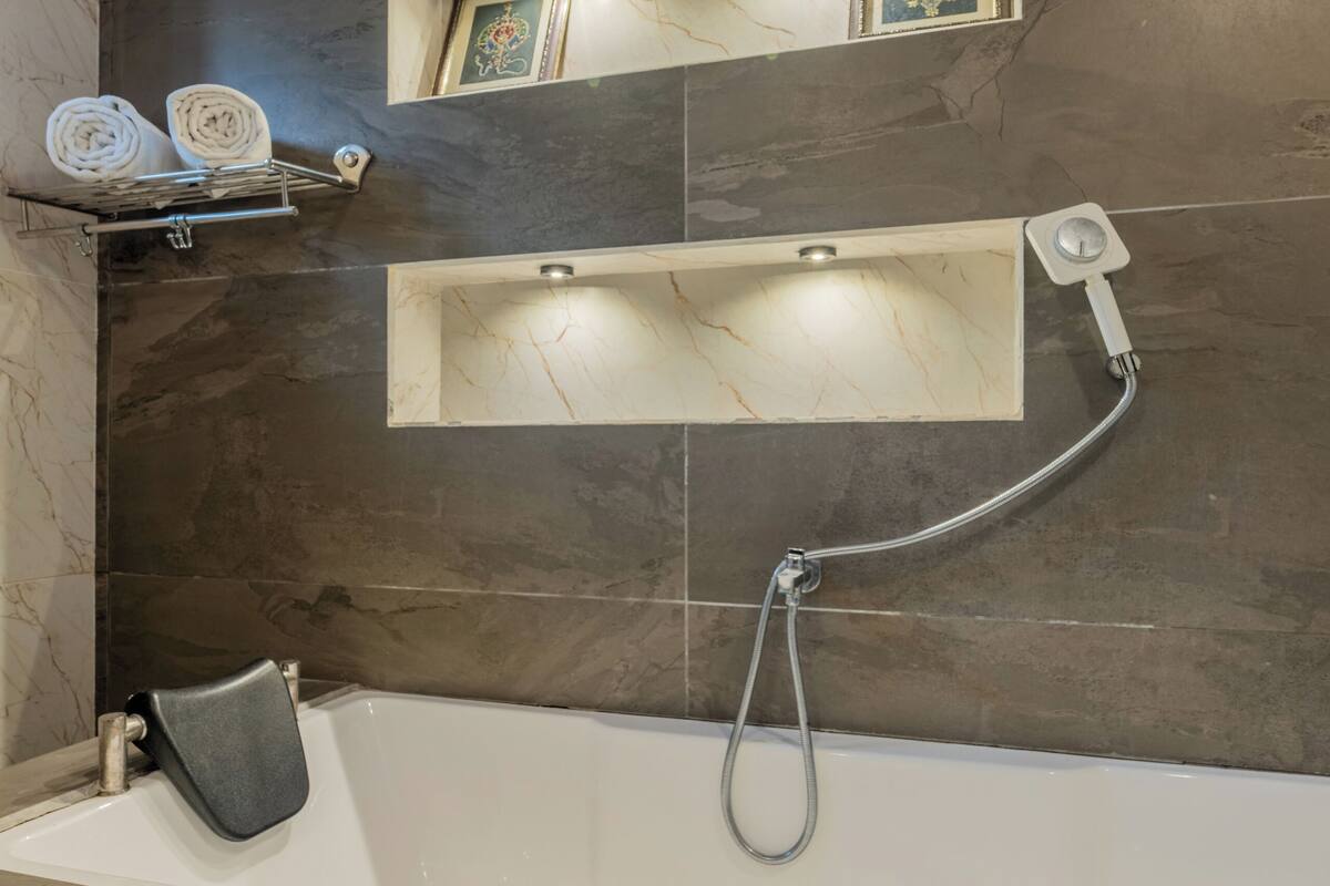 deluxe suite, 1 king bed | bathroom | shower, towels