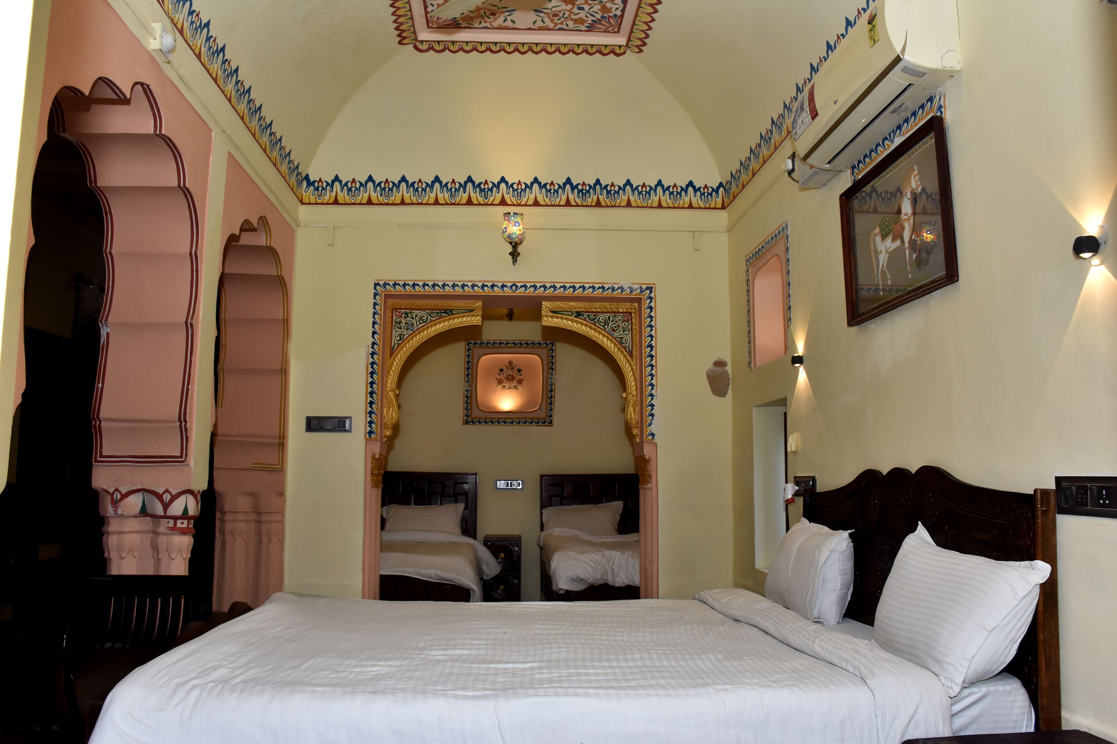 deluxe suite, 1 king bed | 1 bedroom, desk, free wifi, bed sheets