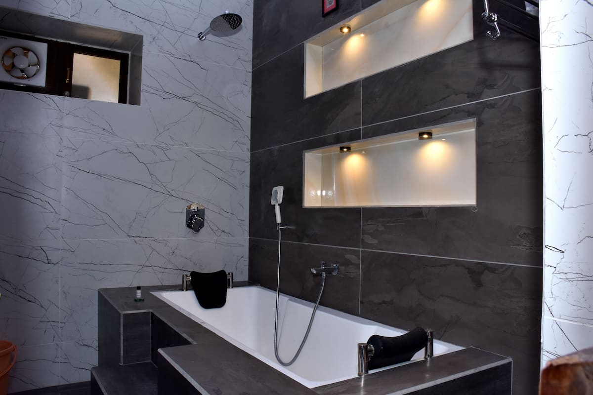 deluxe suite, 1 king bed | bathroom | shower, towels