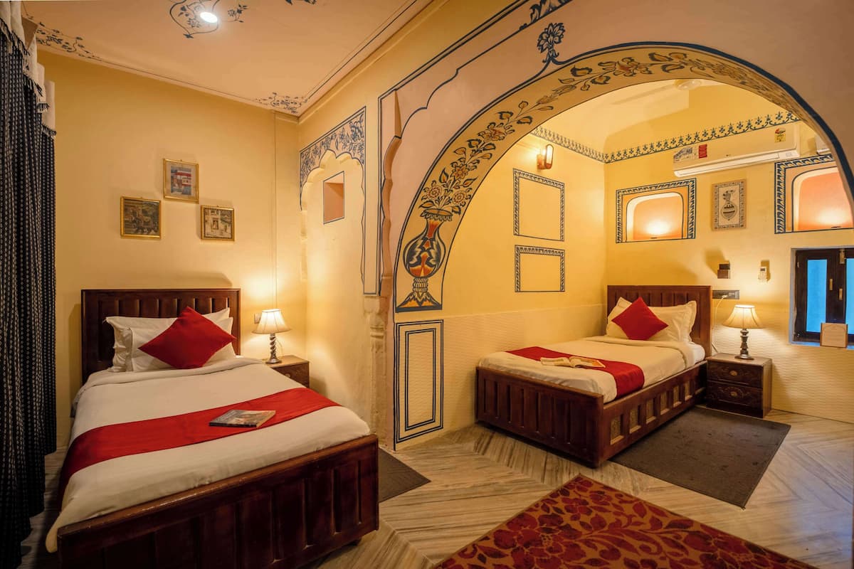 Habitación con 2 camas individuales (Courtyard Twin Bed Room) | 1 dormitorio, escritorio, wifi gratis y ropa de cama