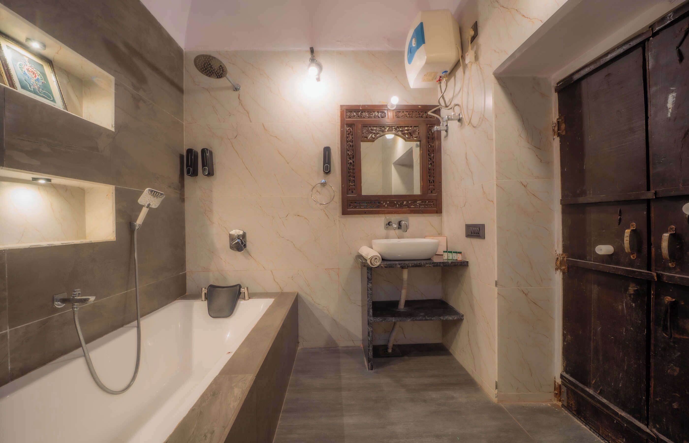 Uma casa de banho moderna com banheira, lavatório e espelho.